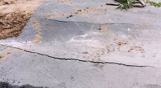 Cratera se abre em trecho da Castro Alves após chuvas intensas em Feira de Santana. (Foto: Paulo José/Acorda Cidade)