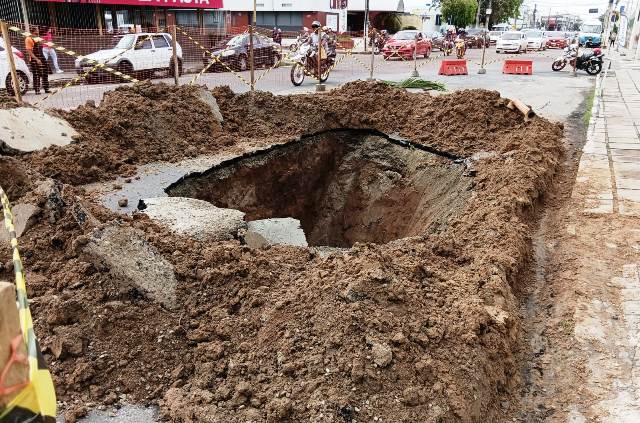 Cratera se abre em trecho da Castro Alves após chuvas intensas em Feira de Santana. (Foto: Paulo José/Acorda Cidade)