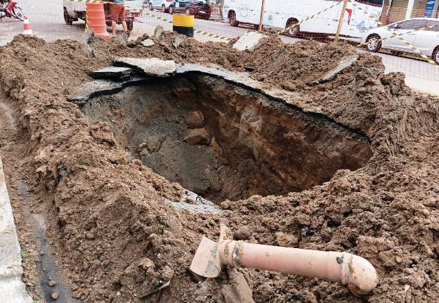 Cratera se abre em trecho da Castro Alves após chuvas intensas em Feira de Santana. (Foto: Paulo José/Acorda Cidade)