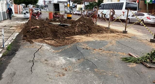 Cratera se abre em trecho da Castro Alves após chuvas intensas em Feira de Santana. (Foto: Paulo José/Acorda Cidade)