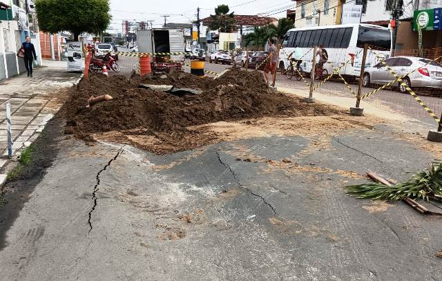 Cratera se abre em trecho da Castro Alves após chuvas intensas em Feira de Santana. (Foto: Paulo José/Acorda Cidade)