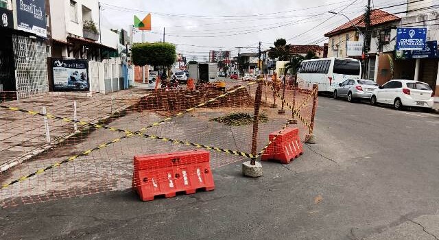 Cratera se abre em trecho da Castro Alves após chuvas intensas em Feira de Santana. (Foto: Paulo José/Acorda Cidade)
