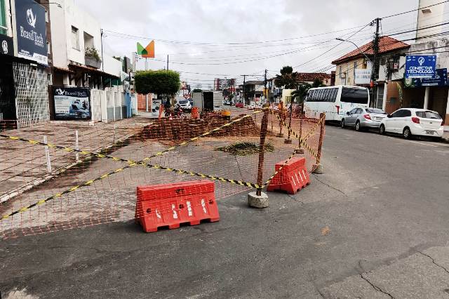 Cratera se abre em trecho da Castro Alves após chuvas intensas em Feira de Santana. (Foto: Paulo José/Acorda Cidade)