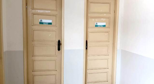 Sem ampla reforma há anos, o prédio anexo da Câmara Municipal de Vereadores de Feira de Santana poderá ser interditado. (Foto: Paulo José/ Acorda Cidade)