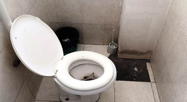 Sem ampla reforma há anos, o prédio anexo da Câmara Municipal de Vereadores de Feira de Santana poderá ser interditado. (Foto: Paulo José/ Acorda Cidade)