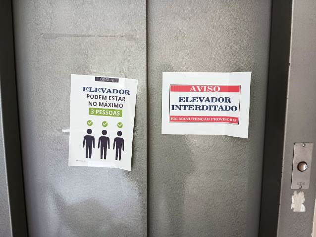 Sem ampla reforma há anos, o prédio anexo da Câmara Municipal de Vereadores de Feira de Santana poderá ser interditado. (Foto: Paulo José/ Acorda Cidade)