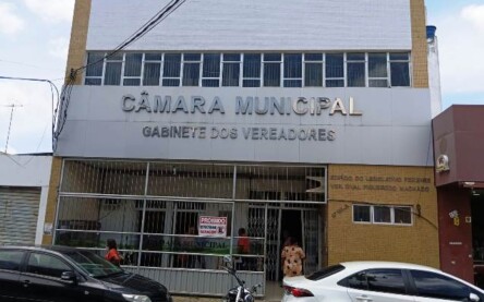 Sem ampla reforma há anos, o prédio anexo da Câmara Municipal de Vereadores de Feira de Santana poderá ser interditado. (Foto: Paulo José/ Acorda Cidade)