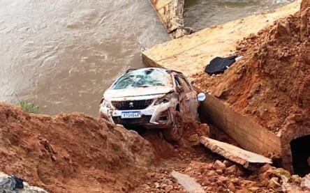 carro com três pessoas cai em cratera que se abriu na BR-101 em Itamaraju