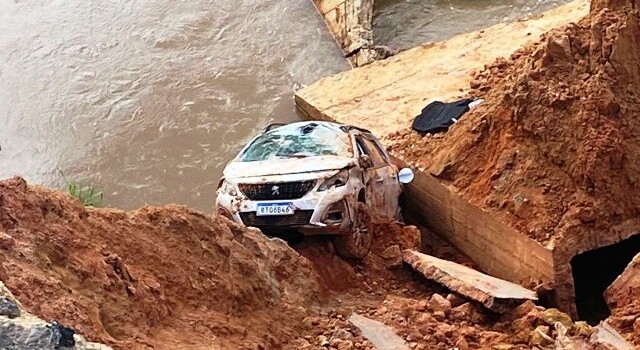 carro com três pessoas cai em cratera que se abriu na BR-101 em Itamaraju