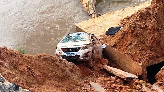 carro com três pessoas cai em cratera que se abriu na BR-101 em Itamaraju