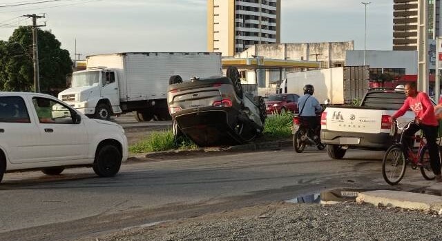Veículo capota no Anel de Contorno de Feira de Santana