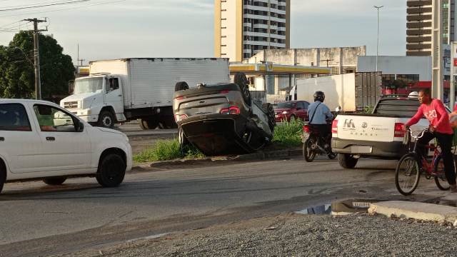 Veículo capota no Anel de Contorno de Feira de Santana