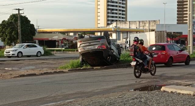 Veículo capota no Anel de Contorno de Feira de Santana
