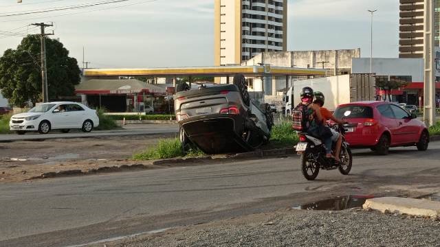 Veículo capota no Anel de Contorno de Feira de Santana