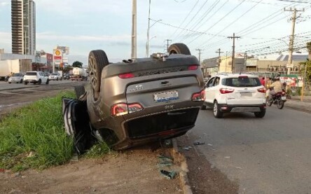 Veículo capota no Anel de Contorno de Feira de Santana