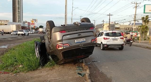 Veículo capota no Anel de Contorno de Feira de Santana