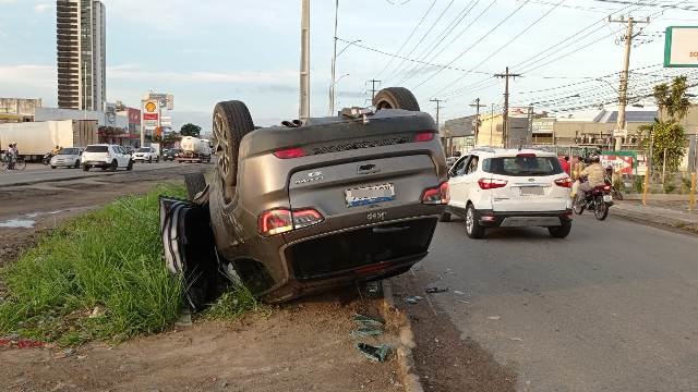 Veículo capota no Anel de Contorno de Feira de Santana