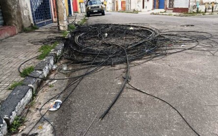 Fios telefônicos na Cristovão Barreto_ Foto Paulo José_Acorda Cidade