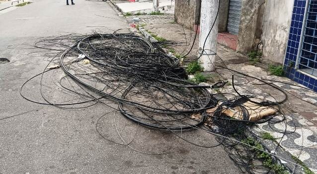 Fios telefônicos na Cristovão Barreto_ Foto Paulo José_Acorda Cidade