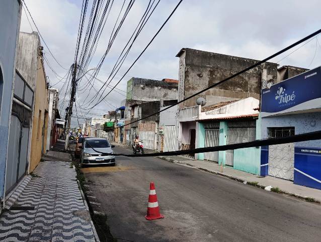 Fios telefônicos na Cristovão Barreto_ Foto Paulo José_Acorda Cidade