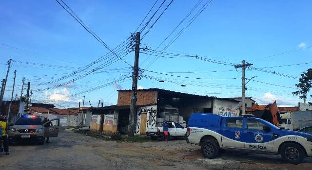 Jovem é assassinado a tiros no Parque Tamandari, bairro Tomba. (Foto: Aldo Matos/ Acorda Cidade)