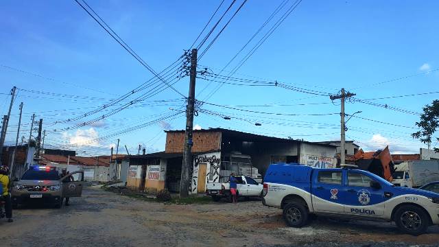 Jovem é assassinado a tiros no Parque Tamandari, bairro Tomba. (Foto: Aldo Matos/ Acorda Cidade)