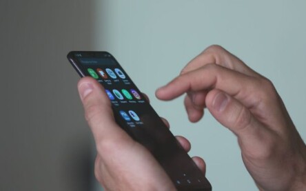 Smartphone, celular, em uso.