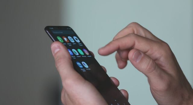 Smartphone, celular, em uso.