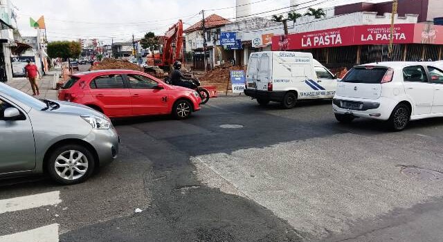 Trânsito na Castro Alves é interrompido para obras de recuperação da via após piso ceder. (Foto: Paulo José/ Acorda Cidade)