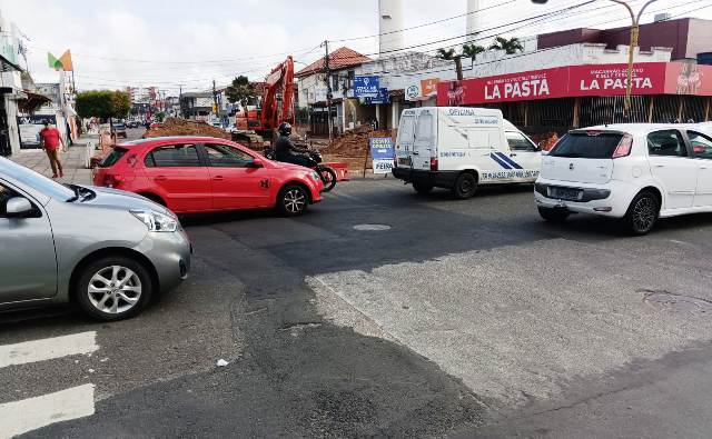 Trânsito na Castro Alves é interrompido para obras de recuperação da via após piso ceder. (Foto: Paulo José/ Acorda Cidade)