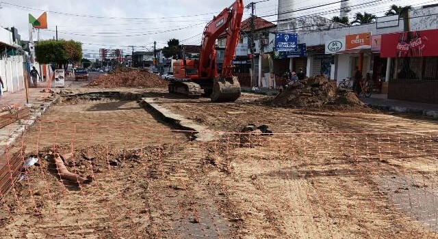 Trânsito na Castro Alves é interrompido para obras de recuperação da via após piso ceder. (Foto: Paulo José/ Acorda Cidade)