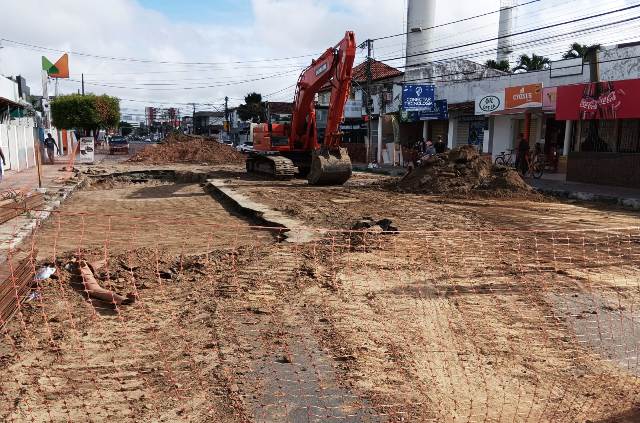 Trânsito na Castro Alves é interrompido para obras de recuperação da via após piso ceder. (Foto: Paulo José/ Acorda Cidade)