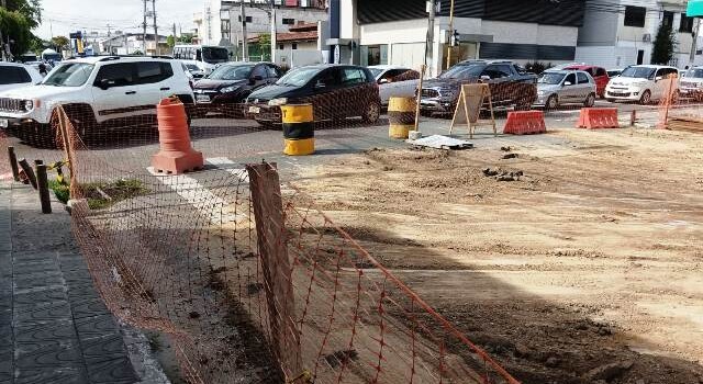 Trânsito na Castro Alves é interrompido para obras de recuperação da via após piso ceder. (Foto: Paulo José/ Acorda Cidade)
