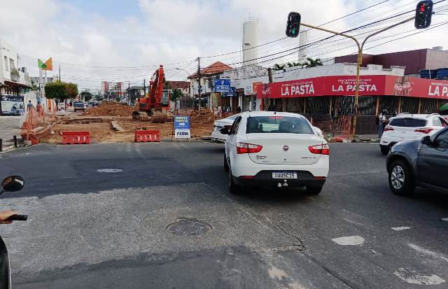 Trânsito na Castro Alves é interrompido para obras de recuperação da via após piso ceder. (Foto: Paulo José/ Acorda Cidade)