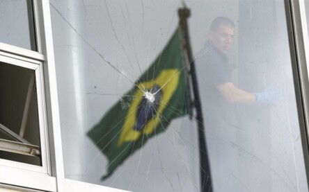 Móveis e janelas danificadas no Palácio do Planalto.