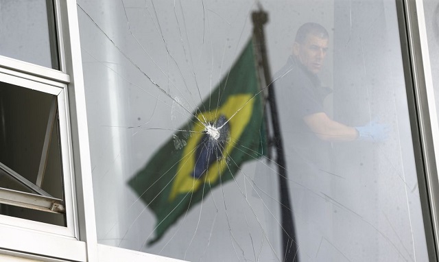 Móveis e janelas danificadas no Palácio do Planalto.