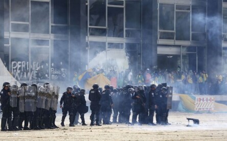 Manifestantes invadem Congresso, STF e Palácio do Planalto.