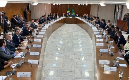 O presidente Lula em reunião com os governadores para debater a redução de ações extremistas pelo país