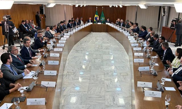 O presidente Lula em reunião com os governadores para debater a redução de ações extremistas pelo país