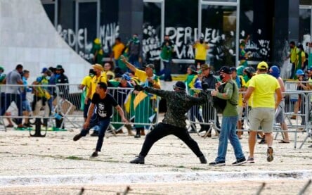 Manifestantes invadem Congresso, STF e Palácio do Planalto.