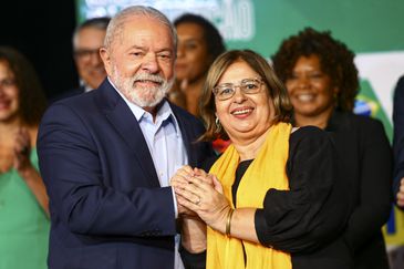 O presidente eleito, Luiz Inácio Lula da Silva, e a futura ministra da Mulher, Cida Gonçalves, durante anúncio de novos ministros que comporão o governo.