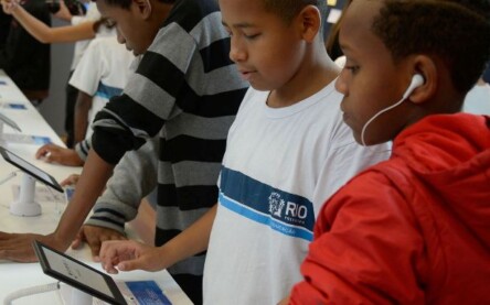 Estudantes participam do Ler - Salão Carioca do Livro, na Biblioteca Parque, no centro do Rio.