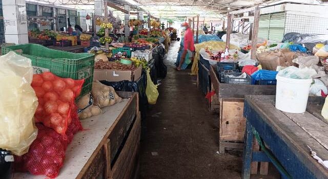 Comerciantes pedem melhorias na feirinha do bairro Cidade Nova. (Foto: Paulo José/ Acorda Cidade)