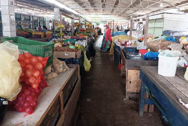 Comerciantes pedem melhorias na feirinha do bairro Cidade Nova. (Foto: Paulo José/ Acorda Cidade)