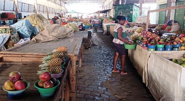Comerciantes pedem melhorias na feirinha do bairro Cidade Nova. (Foto: Paulo José/ Acorda Cidade)