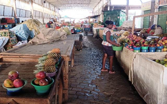 Comerciantes pedem melhorias na feirinha do bairro Cidade Nova. (Foto: Paulo José/ Acorda Cidade)