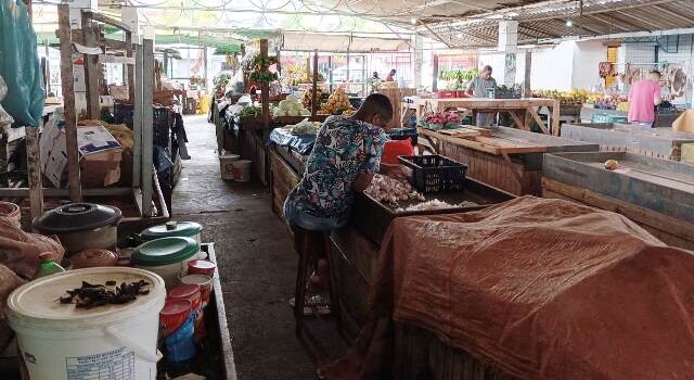 Comerciantes pedem melhorias na feirinha do bairro Cidade Nova. (Foto: Paulo José/ Acorda Cidade)