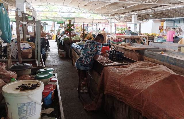 Comerciantes pedem melhorias na feirinha do bairro Cidade Nova. (Foto: Paulo José/ Acorda Cidade)