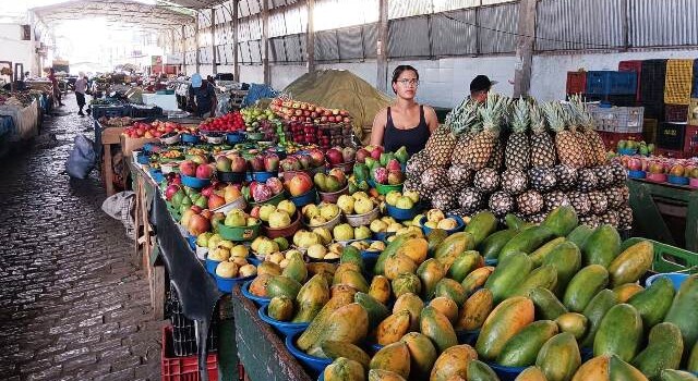 Comerciantes pedem melhorias na feirinha do bairro Cidade Nova. (Foto: Paulo José/ Acorda Cidade)