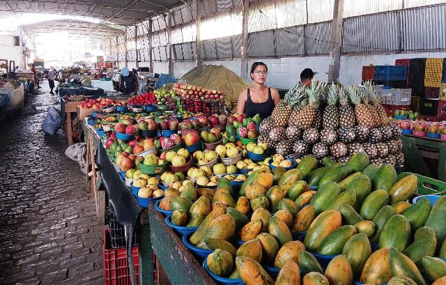 Comerciantes pedem melhorias na feirinha do bairro Cidade Nova. (Foto: Paulo José/ Acorda Cidade)